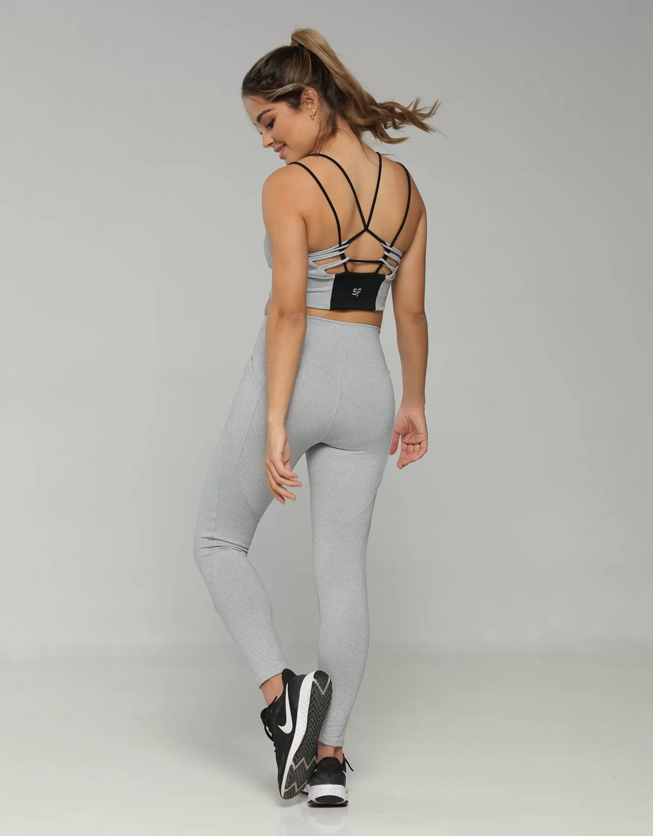 CROP TOP CELESTE EN NYLON CON ESTIRAMIENTO 4D Y COPAS REMOVIBLES