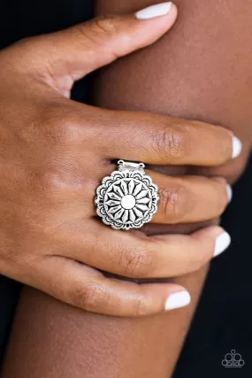 Paparazzi Daringly Daisy - White Floral Ring